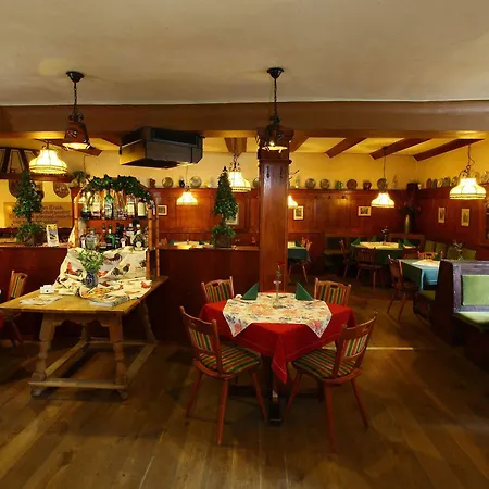 Roter Hahn 3*